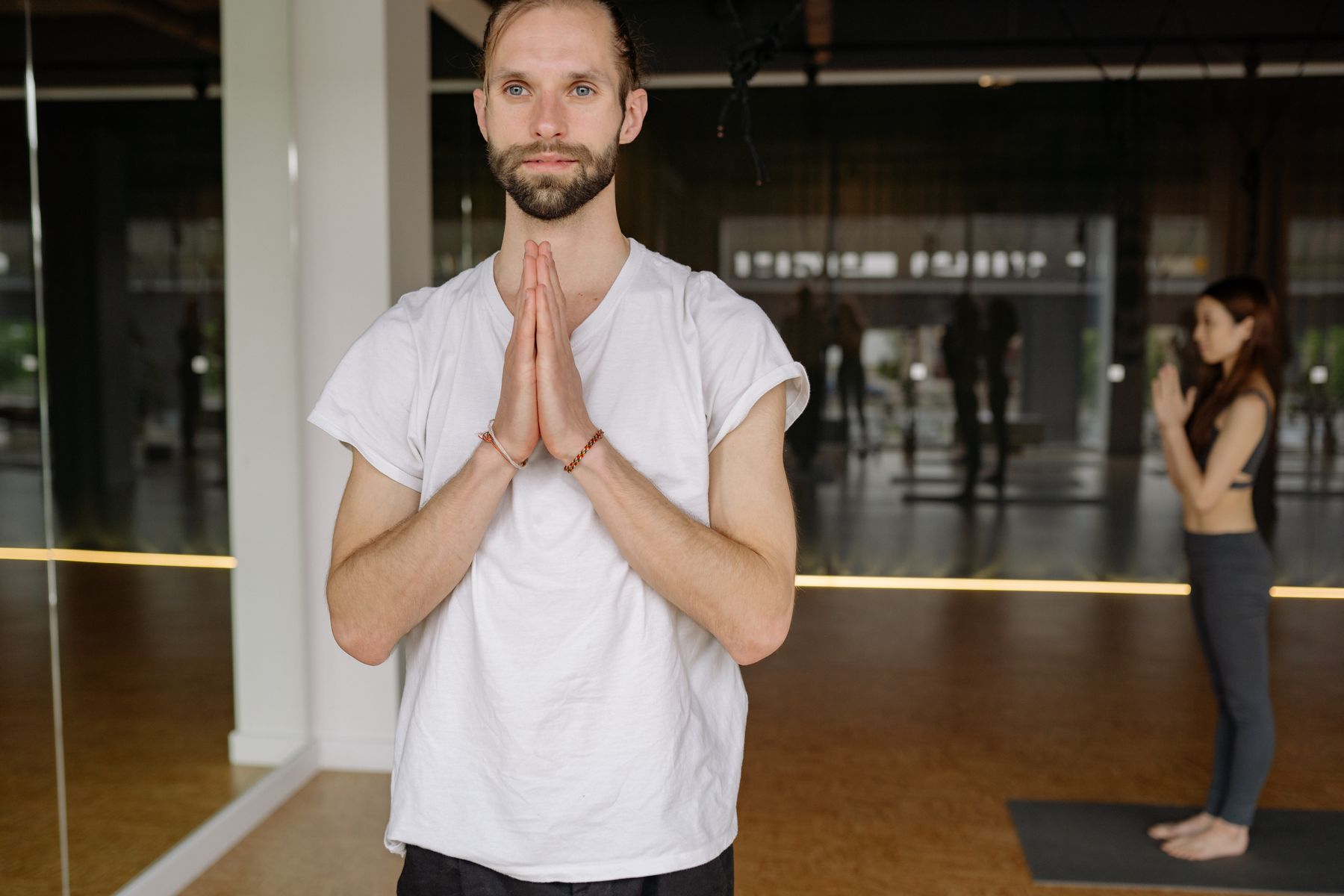Practicante de Reiki con las manos en gassho en un estudio, práctica del Nivel 3